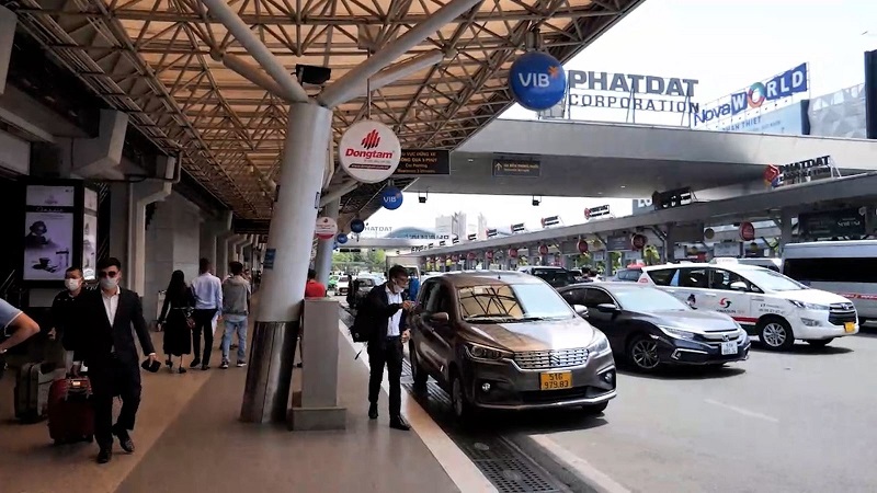 di-taxi-san-bay-noi-bai-ha-giang-nen-thanh-toan-bang-tien-mat-hay-the