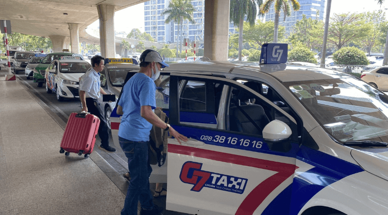 di-xe-taxi-san-bay-noi-bai-thai-nguyen-lam-gi-khi-tai-xe-di-sai-lo-trinh